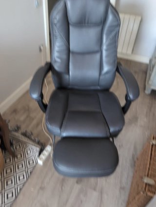 Silla de oficina piel negra con reposapiés
