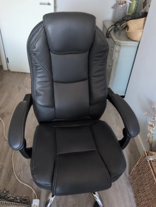 Silla de oficina piel negra con reposapiés