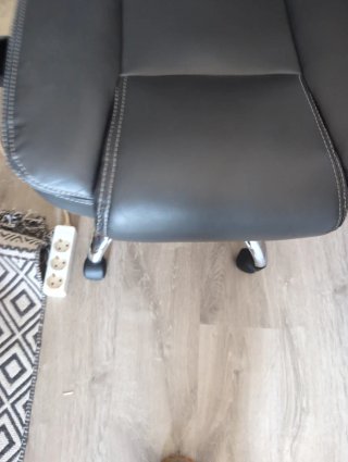 Silla de oficina piel negra con reposapiés