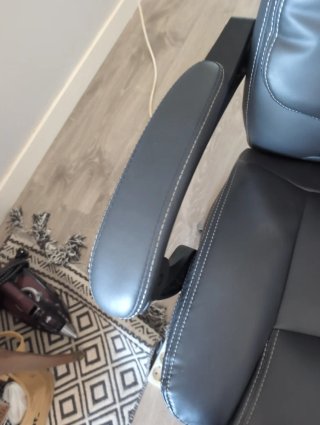 Silla de oficina piel negra con reposapiés