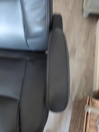 Silla de oficina piel negra con reposapiés