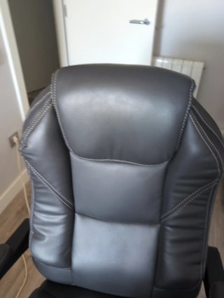 Silla de oficina piel negra con reposapiés