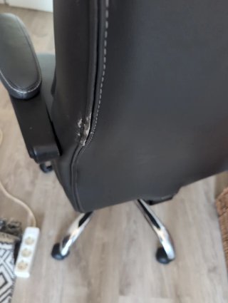 Silla de oficina piel negra con reposapiés