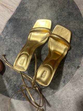Tacones dorados de tiras