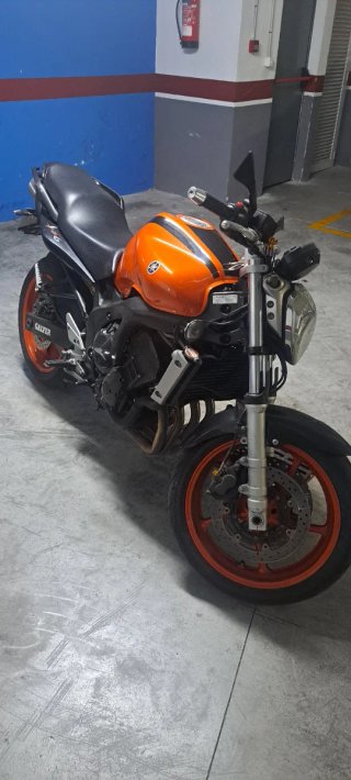 Yamaha FZ6 Naked Naranja y Negra