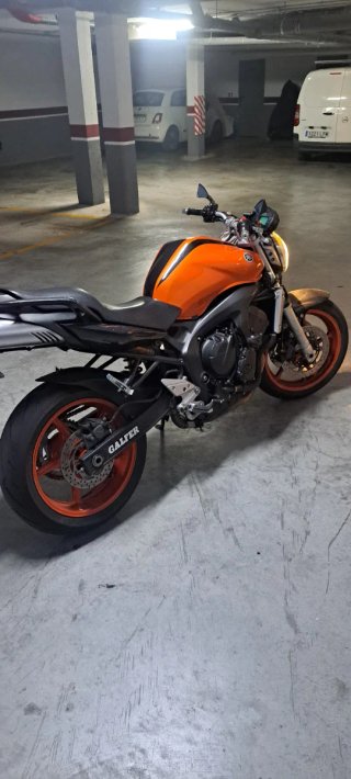 Yamaha FZ6 Naked Naranja y Negra