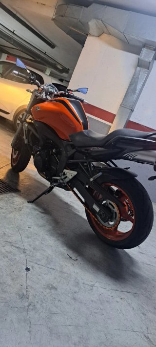 Yamaha FZ6 Naked Naranja y Negra