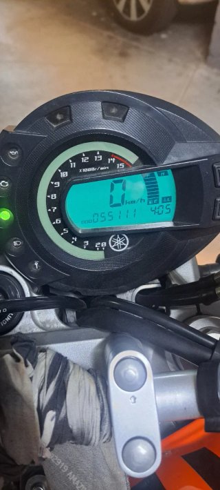 Yamaha FZ6 Naked Naranja y Negra
