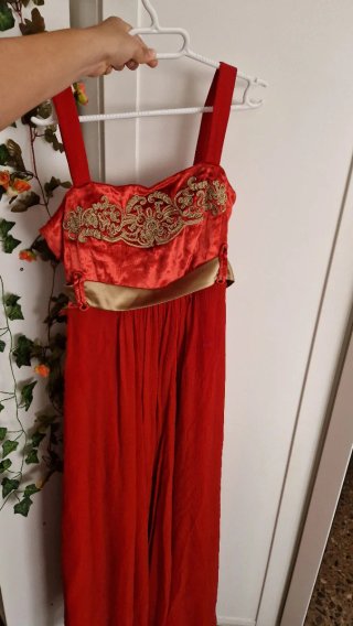 Vestido largo rojo y dorado con bordado