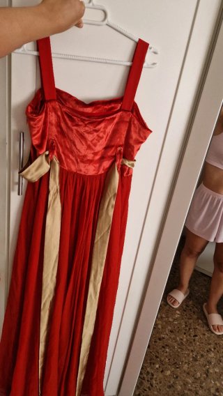 Vestido largo rojo y dorado con bordado