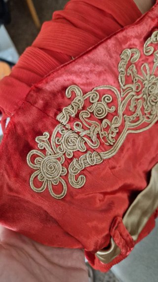 Vestido largo rojo y dorado con bordado