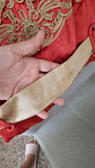 Vestido largo rojo y dorado con bordado