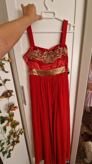 Vestido largo rojo y dorado con bordado
