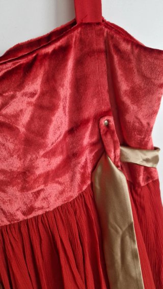 Vestido largo rojo y dorado con bordado