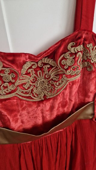 Vestido largo rojo y dorado con bordado