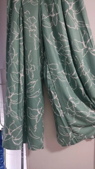 Top y falda_pantalon estampado,verde y blanco.