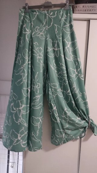 Top y falda_pantalon estampado,verde y blanco.