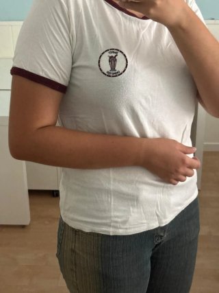 Camiseta blanca y marrón