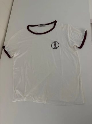 Camiseta blanca y marrón