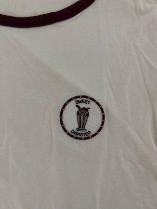 Camiseta blanca y marrón
