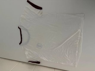 Camiseta blanca y marrón