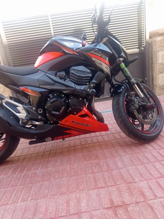 Kawasaki Z800 Negra/Roja Naked