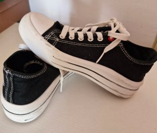 Zapatillas negras con detalle de corazón