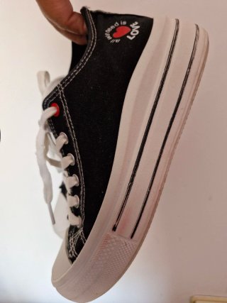 Zapatillas negras con detalle de corazón