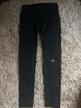 Conjunto deportivo Alo Yoga rosa y negro
