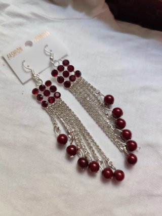 Pendientes largos elegantes rojo granate strass