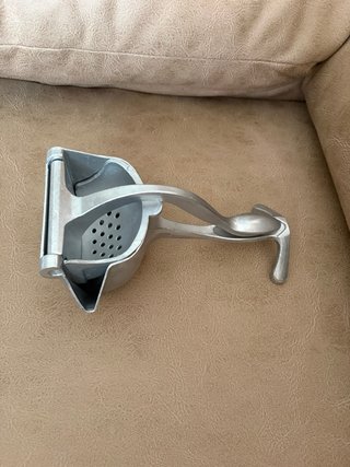 Exprimidor de aluminio para cítricos
