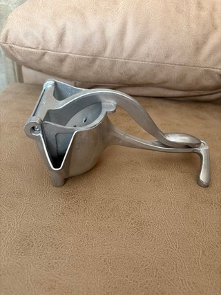 Exprimidor de aluminio para cítricos