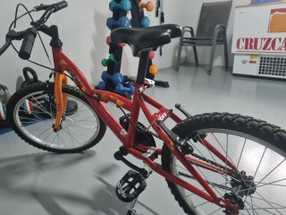 Bicicleta infantil roja