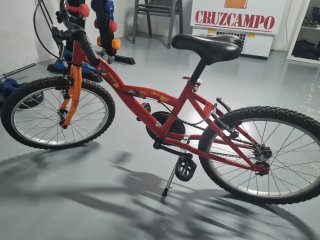 Bicicleta infantil roja