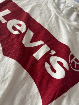 Camiseta Levi’s blanca con logo clásico rojo