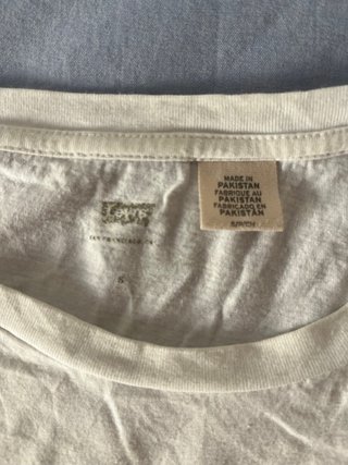 Camiseta Levi’s blanca con logo clásico rojo