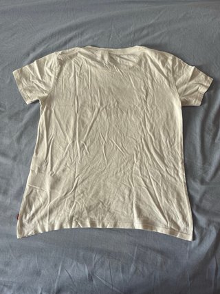 Camiseta Levi’s blanca con logo clásico rojo