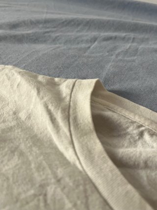 Camiseta Levi’s blanca con logo clásico rojo