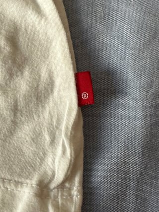 Camiseta Levi’s blanca con logo clásico rojo
