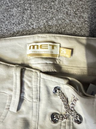 Pantalón beige con cordones