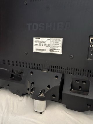 TV Toshiba 40” Full HD + Mando Original