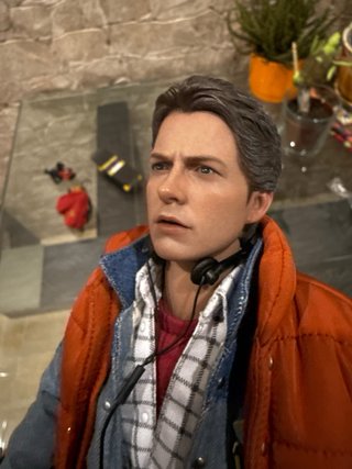 Figura Marty McFly Hot Toys Regreso al Futuro