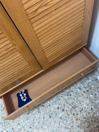 Armario de madera con puertas y cajones