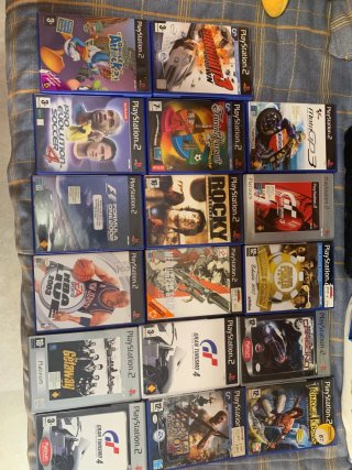 PlayStation 2 con 2 mandos y tarjetas