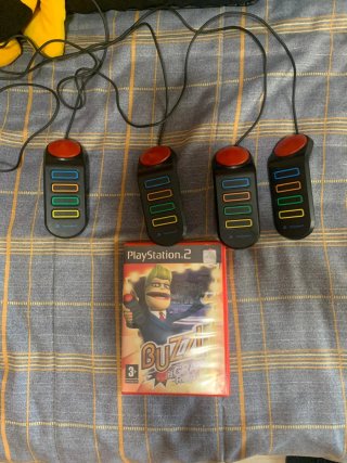 PlayStation 2 con 2 mandos y tarjetas