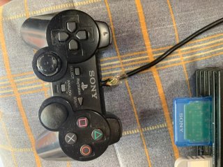 PlayStation 2 con 2 mandos y tarjetas