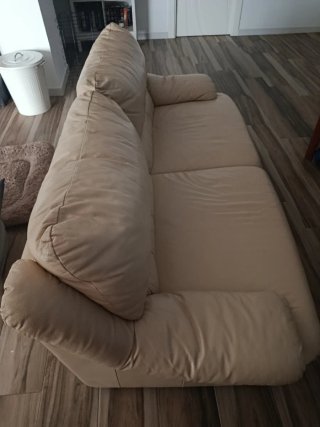Sofá de piel beige