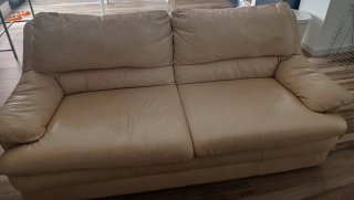 Sofá de piel beige