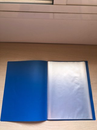 Carpeta azul con 30 fundas de plástico
