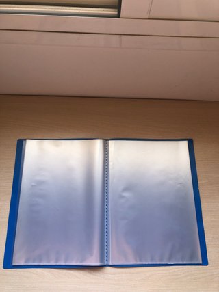Carpeta azul con 30 fundas de plástico